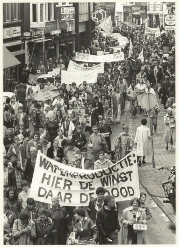 Demonstranten in de Kruisstraat, in het kader van de Vredesweek. Ter hoogte van de HEMA, ziende naar het noorden. NL-HlmNHA 54013179