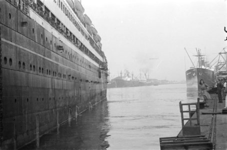 Demobiliserenden naar Nederland. De Volendam verlaat de haven, Bestanddeelnr 234-6-3