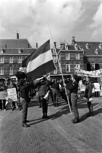 Demonstranten (militairen) hijsen de noodvlag tijdens de demonstratie, Bestanddeelnr 931-0258