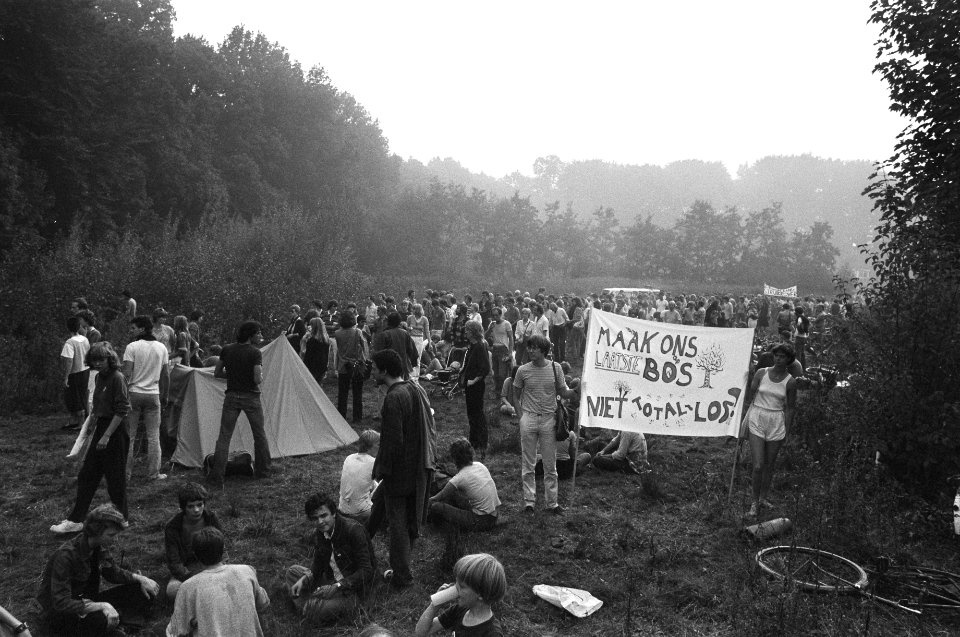 Demonstranten in het bos, Bestanddeelnr 932-3309