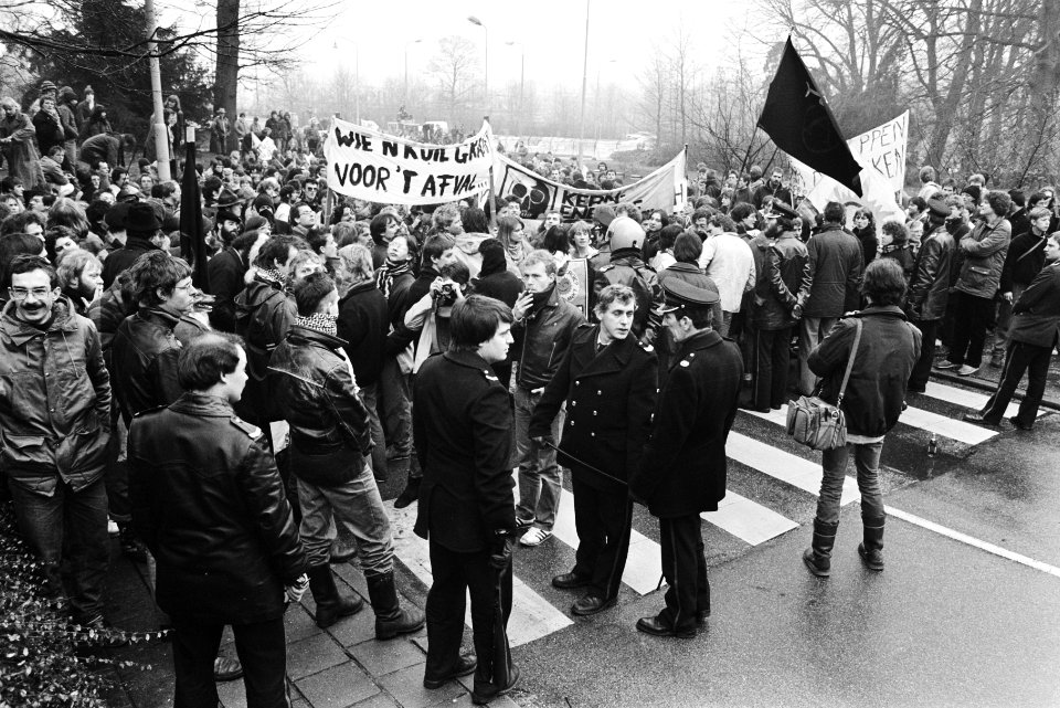 Demonstranten in gesprek met de politie, Bestanddeelnr 932-5144