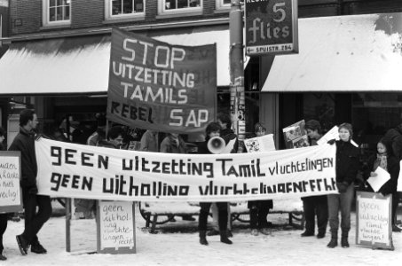 Demonstranten in de sneeuw picketline van de solidariteitsgroep Tamilvluchtelin, Bestanddeelnr 933-5239