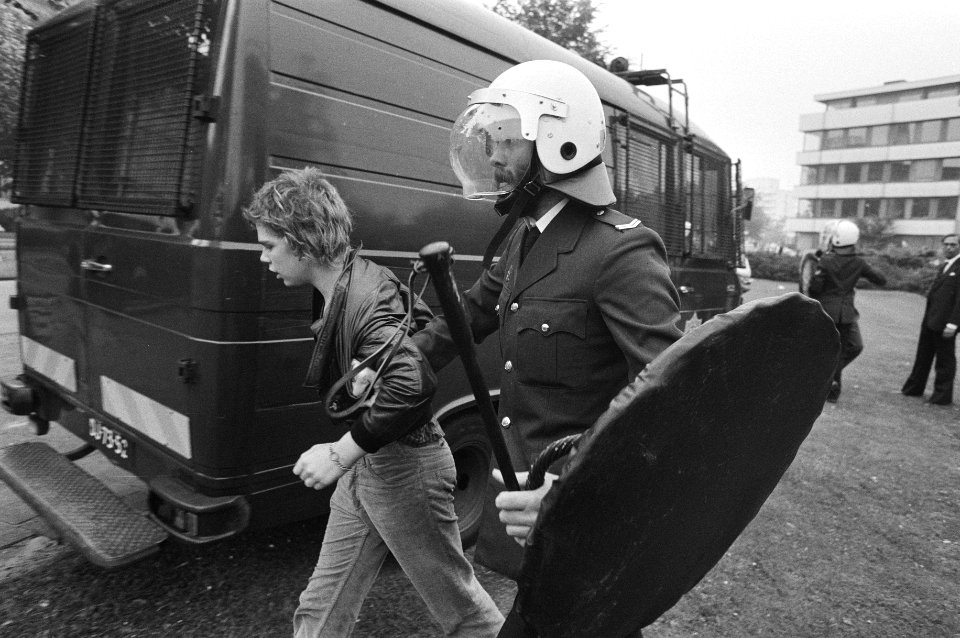 Demonstrant wordt weggeleid door politieagent, Bestanddeelnr 931-6246