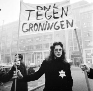 Demonstrant met ster op kleding en spandoek, Bestanddeelnr 927-0499