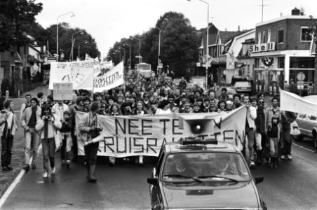 Demonstranten achter een spandoek, Bestanddeelnr 932-3574