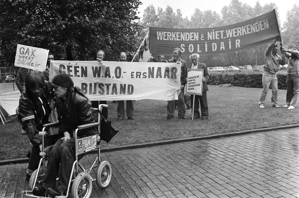 Demonstranten, bezuinigingen, arbeidsongeschiktheid, rolstoelen, spandoeken, Bestanddeelnr 931-0102