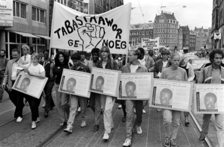 Demonstranten dragen portretten van de vermoorde jongen, Bestanddeelnr 932-6767
