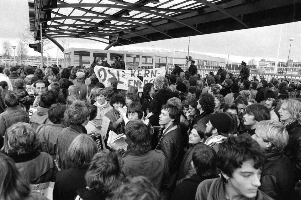 Demonstranten blokkeren de toegangspoort, Bestanddeelnr 931-7773