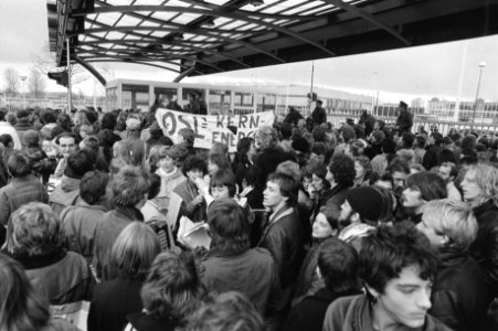 Demonstranten blokkeren de toegangspoort, Bestanddeelnr 931-7773