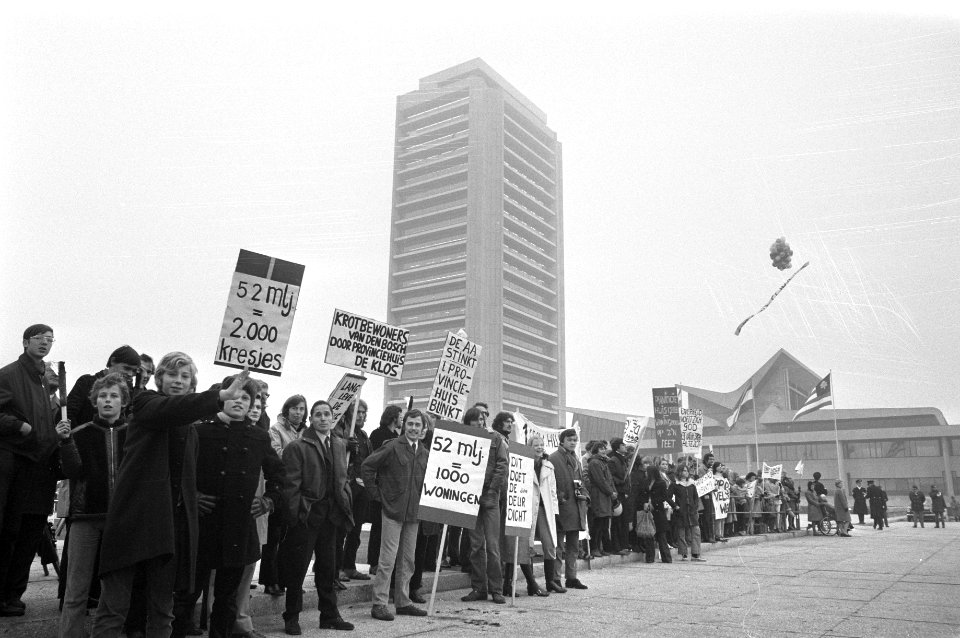 Demonstranten buiten bij het provinciehuis, Bestanddeelnr 925-1327