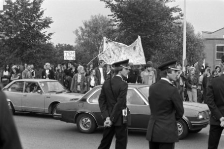 Demonstranten bij vertrekkende auto's, Bestanddeelnr 931-6247