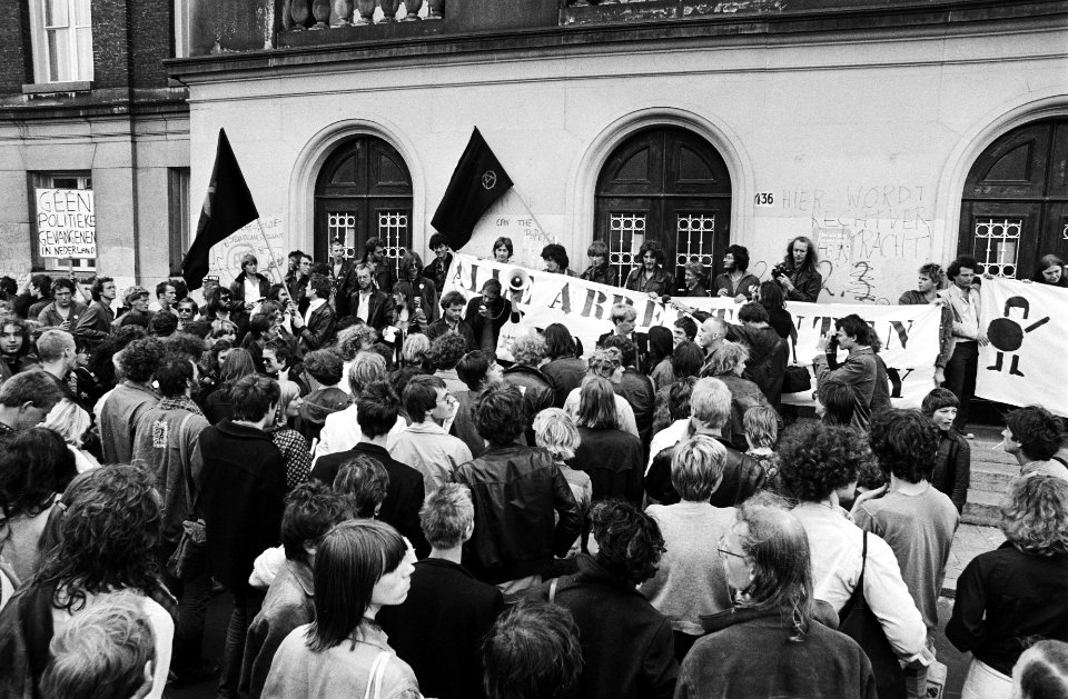 Demonstranten bij het Paleis van Justitie, Bestanddeelnr 930-9750
