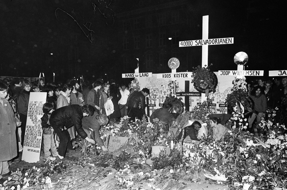 Demonstratie in Amsterdam tegen situatie in El Salvador Bij de vier kruisen op h, Bestanddeelnr 932-0713