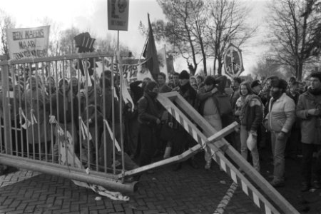 Demonstranten bij het geforceerdehek van de basis, Bestanddeelnr 932-8027