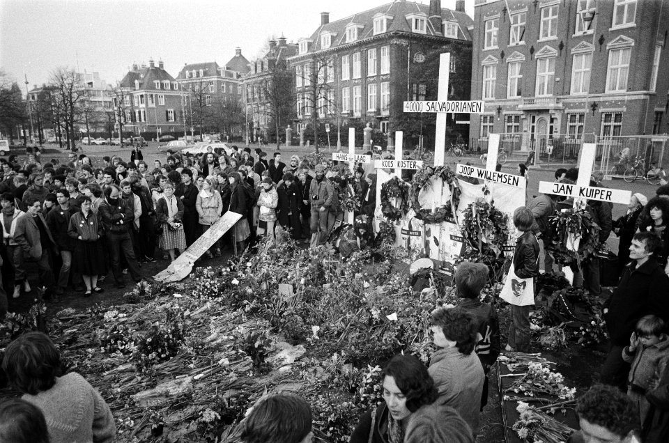 Demonstratie in Amsterdam tegen situatie in El Salvador De demonstratie bij de k, Bestanddeelnr 932-1083