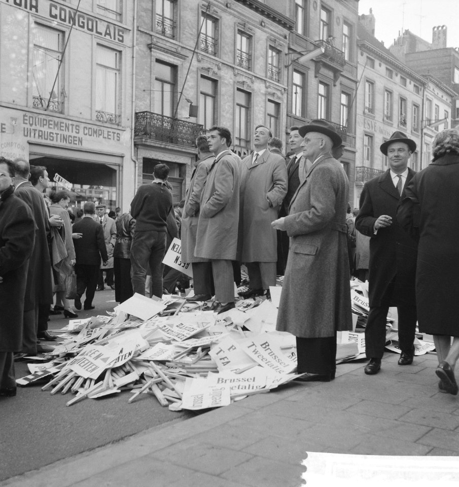 Demonstratie in Brussel. Waalse studenten vertrappen Vlaamse borden, Bestanddeelnr 913-0856