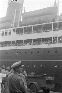 Demobiliserenden naar Nederland. Een officier op de kade, Bestanddeelnr 234-5-5