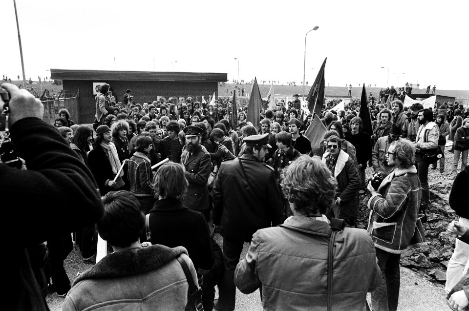 Demonstranten bij de kerncentrale (binnen de hekken), Bestanddeelnr 930-2067