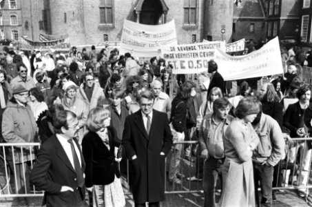 Demonstratie in Den Haag tegen het bewind in Argentinië de kamerleden Relus te…, Bestanddeelnr 932-0649