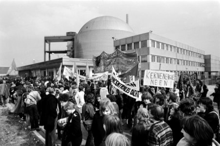 Demonstranten bij de kerncentrale op de spandoeken staat oa ogen open, kern, Bestanddeelnr 930-2062