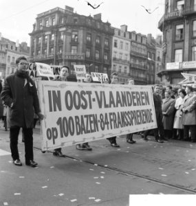 Demonstratie in Brussel. Borden met grieven, Bestanddeelnr 913-0860