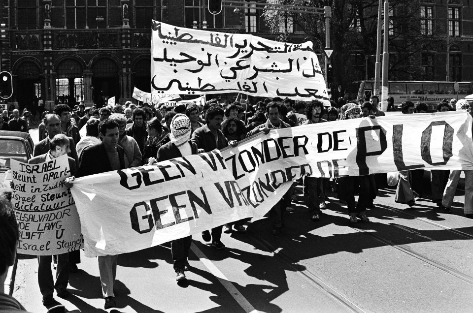 Demonstratie in Amsterdam voor onder andere de erkenning van de PLO en tegen ver, Bestanddeelnr 932-1197
