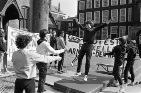 Demonstratie door ongeveer 200 leerlingen van CIOS in Arnhem voor betere huisves, Bestanddeelnr 932-0806