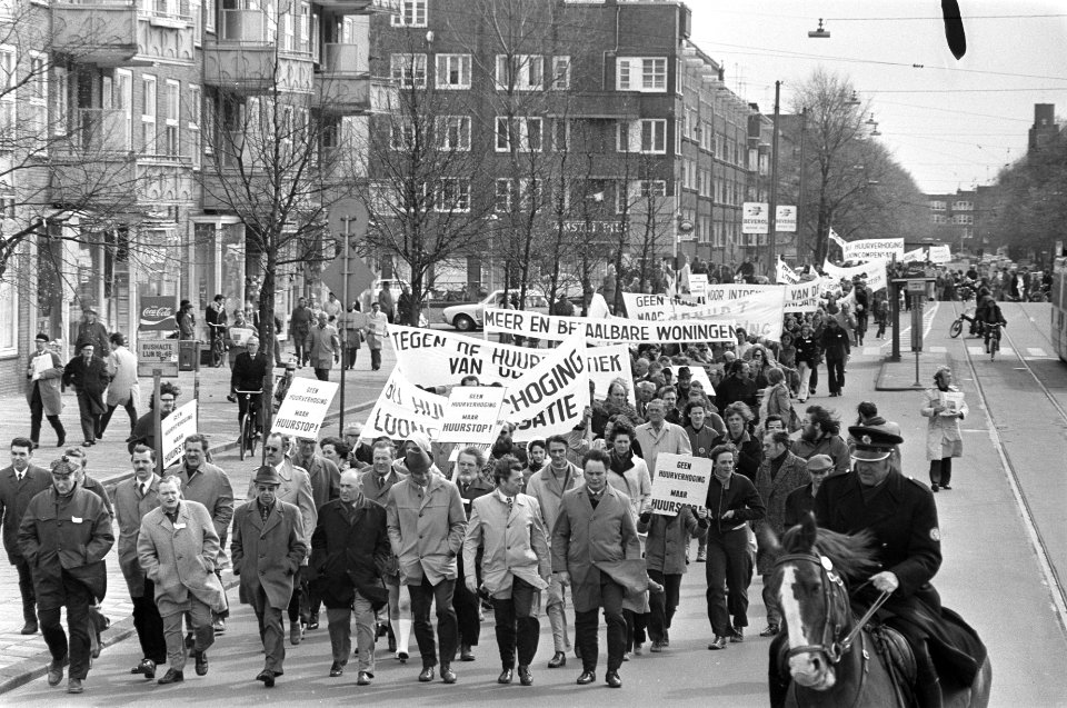 Demonstratie in Amsterdam tegen woningbouwbeleid en huurharmonisatie demonstran, Bestanddeelnr 925-5271