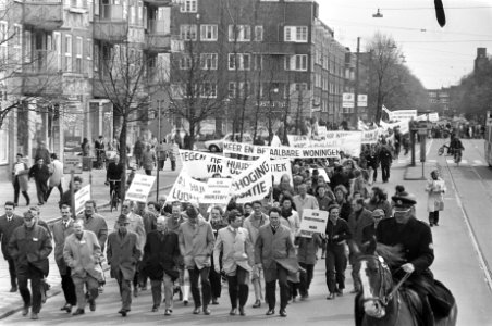 Demonstratie in Amsterdam tegen woningbouwbeleid en huurharmonisatie demonstran, Bestanddeelnr 925-5271