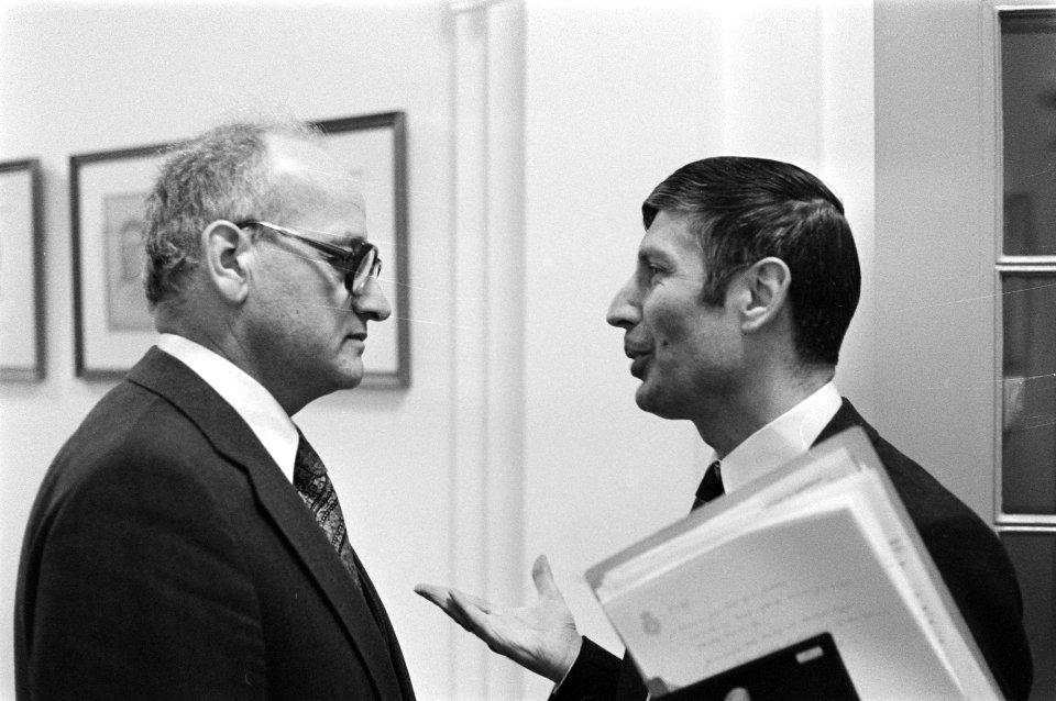 Demissionair minister van Justitie Dries van Agt (rechts) overlegt met Joop Wolf, Bestanddeelnr 929-1026