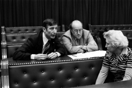 Demissionair minister Dries van Agt (Justitie) voert overleg in de banken van de, Bestanddeelnr 929-1025