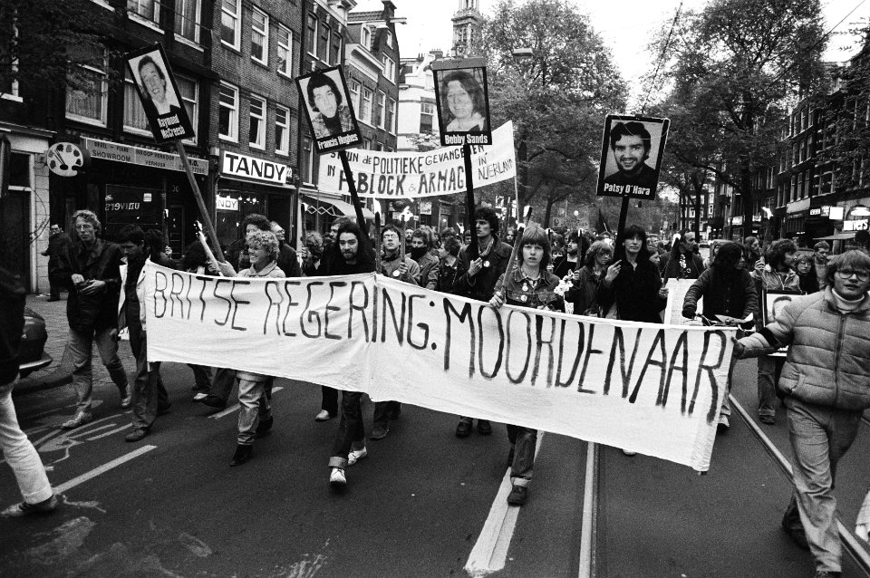 Demonstratie in Amsterdam i.v.m. overlijden van IRA-activist Bobby Sands , beeld van de demonstratie in Amsterdam, Bestanddeelnr 931-4688