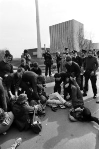 Demonstranten blokkeerden ingang van kerncentrale Dodewaard, politie verwijdert demonstranten, Bestanddeelnr 931-4009
