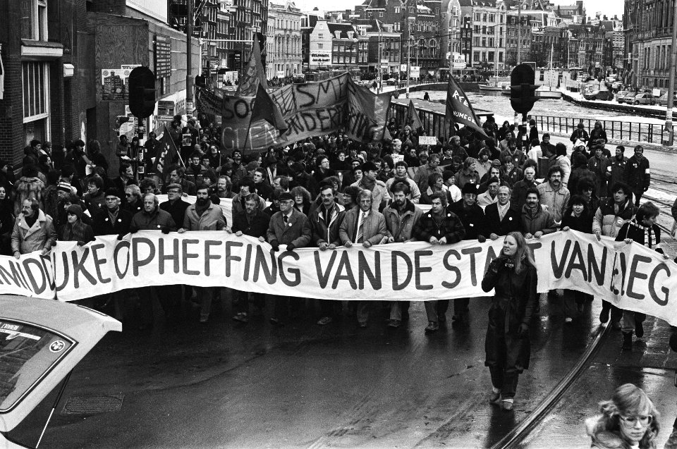 Demonstratie in Amsterdam tegen de staat van beleg in Polen De kop van de stoel , Bestanddeelnr 931-8704