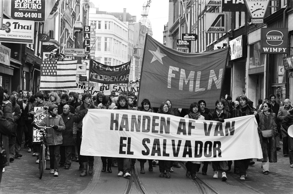 Demonstratie in Amsterdam tegen Amerikaanse inmenging in El Salvador , demonstra, Bestanddeelnr 931-3208