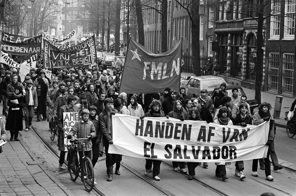 Demonstratie in Amsterdam tegen Amerikaanse inmenging in El Salvador , demonstra, Bestanddeelnr 931-3207