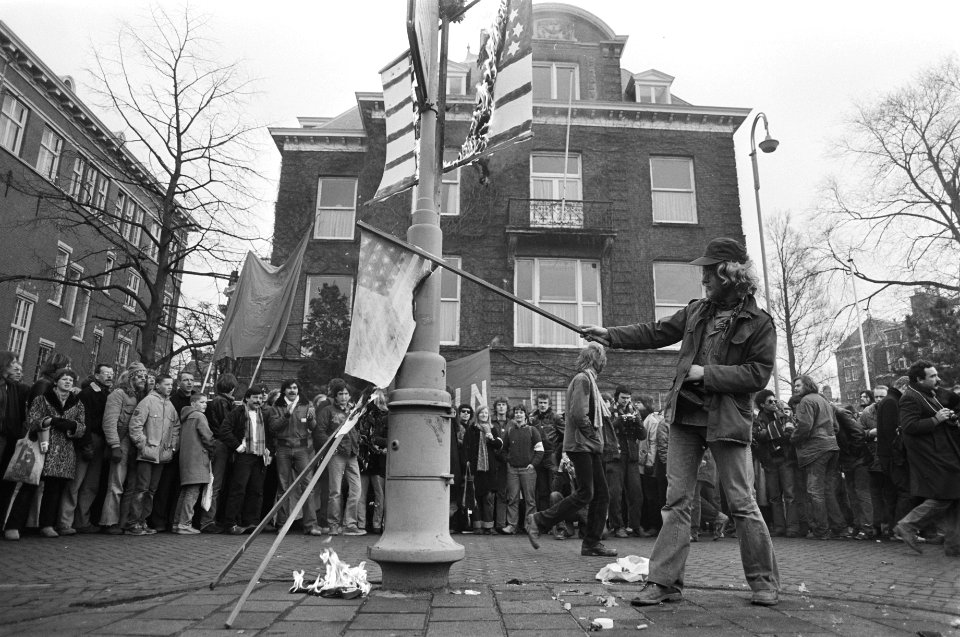 Demonstratie in Amsterdam tegen Amerikaanse inmenging in El Salvador , bij VS-co, Bestanddeelnr 931-3206