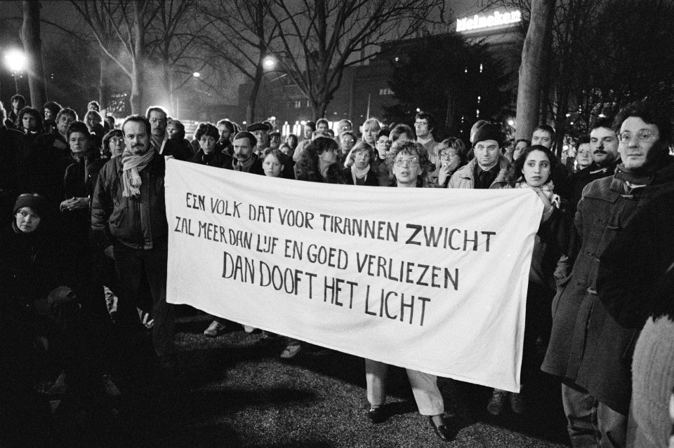 Demonstratie in Amsterdam tegen het uitroepen van het doodvonnis over Salman Rus, Bestanddeelnr 934-4150