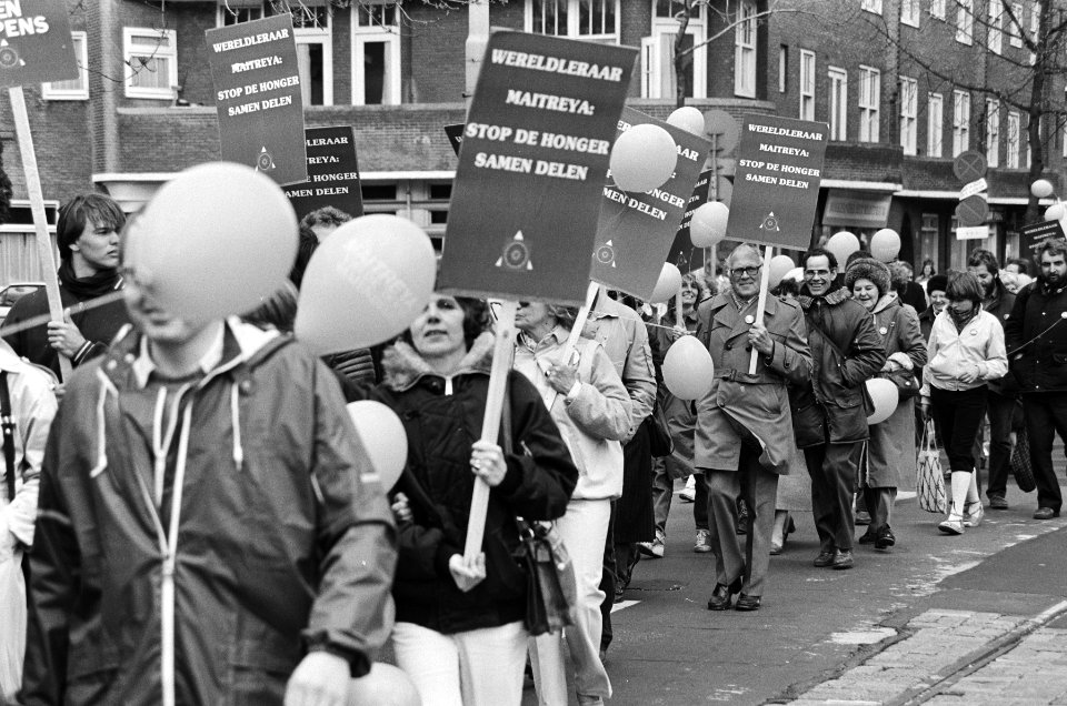 Demonstratie in Amsterdam onder motto Vrede door samen delen van Museumplein n, Bestanddeelnr 932-1202