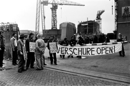 Demonstranten bij de poort met de twee laatste schepen van Verschure spandoeken, Bestanddeelnr 930-3577
