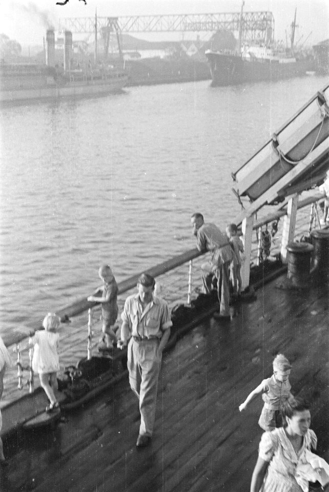 Demobiliserenden naar Nederland, De Volendam verlaat de haven, Bestanddeelnr 234-2-2