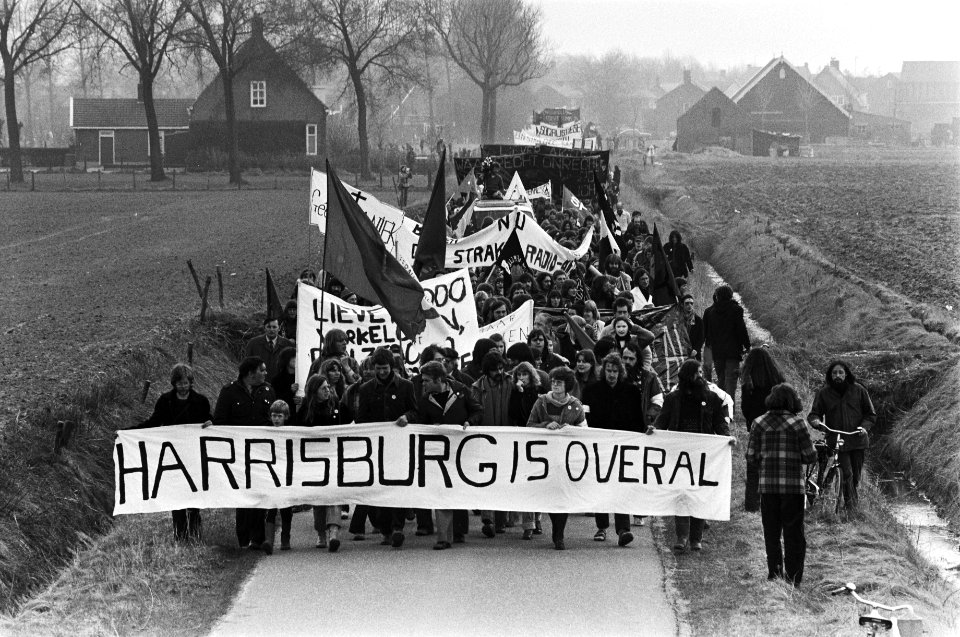 Demonstranten bij de kerncentrale op de spandoeken staat oa HARRISBURG is , Bestanddeelnr 930-2063