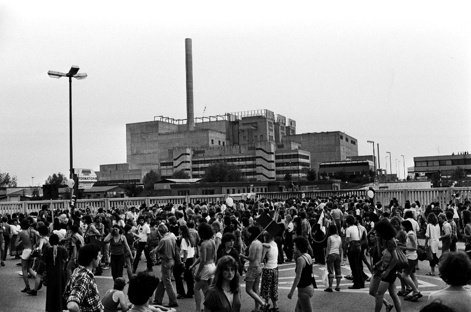 Demonstranten bij de centrale, Bestanddeelnr 930-2953