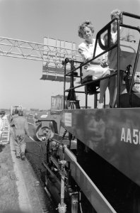 Demissionair minister Smit-Kroes asfalteert het laatste stukje A1 in Diemen en o, Bestanddeelnr 934-4582