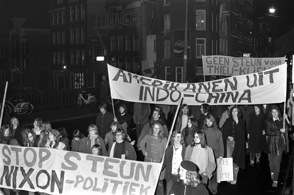 Demonstratie in Amsterdam tegen Amerikaanse politiek in Indo China, Bestanddeelnr 925-3795