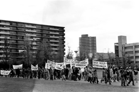 Demonstranten in de Bijlmermeer, Bestanddeelnr 927-9464 photo