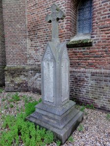 Demen Rijksmonument 520462 grafkruis vd Bergh en Timmermans