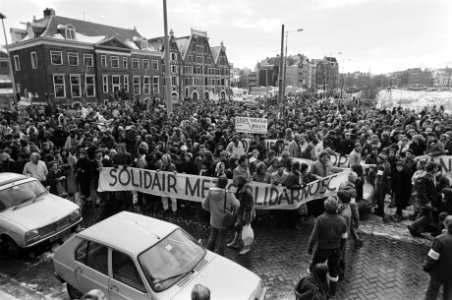 Demonstratie in Amsterdam tegen de staat van beleg in Polen Overzicht op Waterlo, Bestanddeelnr 931-8711
