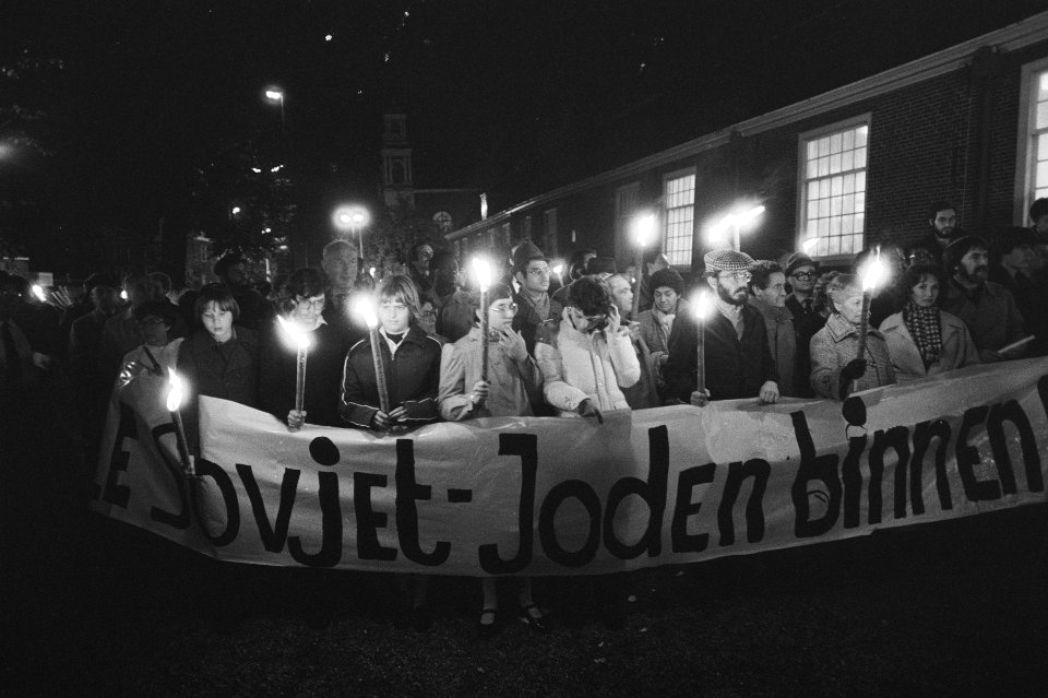 Demonstratie in Amsterdam O.M. tegen recente aanslagen me bommen in Frankrijk en, Bestanddeelnr 931-0611