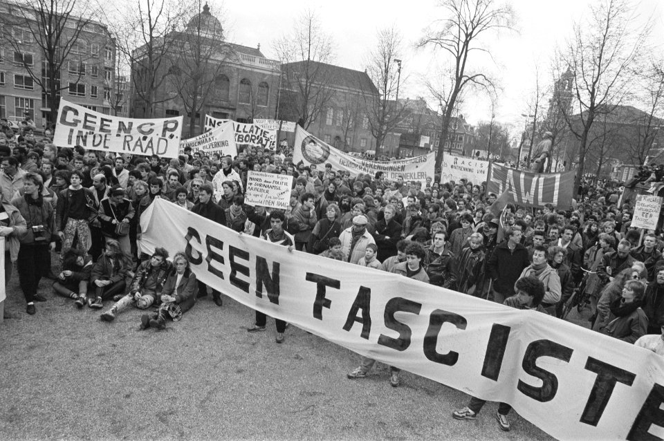 Demonstranten lopen met spandoeken, Bestanddeelnr 933-6289